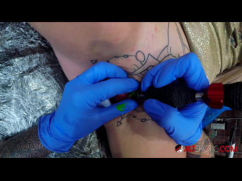 ❤️ Sully Savage mai tsananin jarfa ta yi tattoo a kan kwarin ta ️ Batsa kawai
